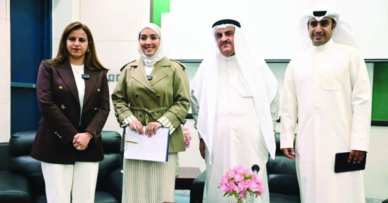 منيرة الأمير مع مسؤولي كلية الحقوق