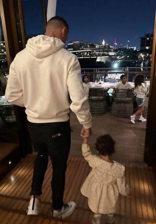 جورجينا نسيت انها في بلاد المسلمين وظهرت عارية تماماً بجوار حبيبها كرستيانو رونالدو