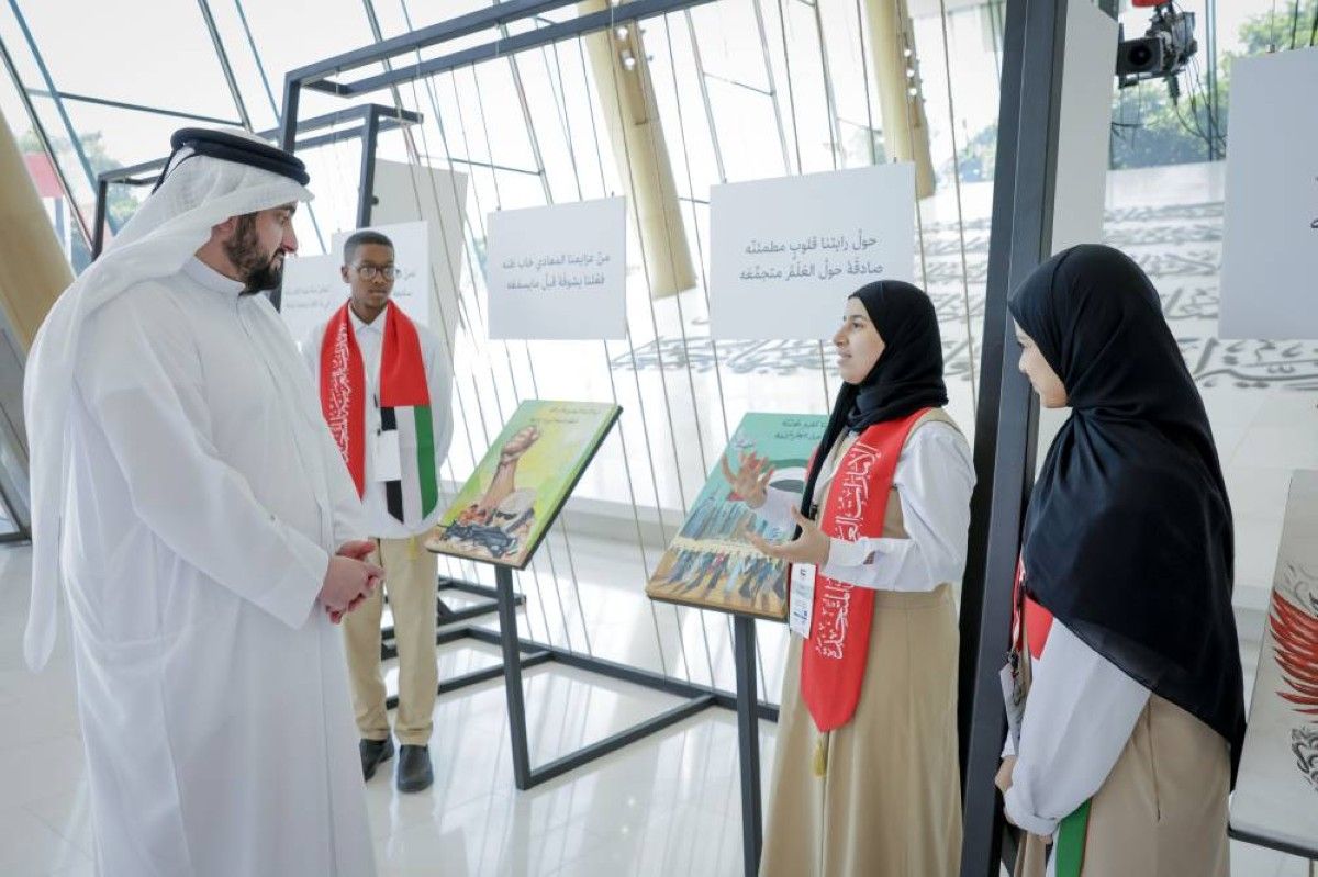 أحمد بن محمد: إنجازات الإمارات تعلو برايتها وسيظل علمها رمزاً يكلل هامات أبنائها