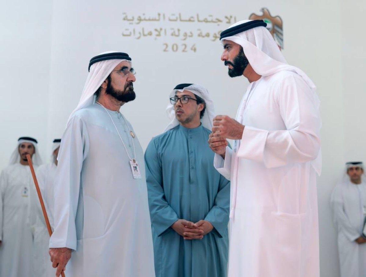 محمد بن راشد يشهد جانباً من "خلوة الذكاء الاصطناعي" ويوجّه بترسيخ ريادة الإمارات في القطاع