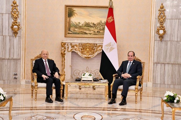 القاهرة..العليمي والسيسي يبحثان أمن الملاحة الدولية في البحر الأحمر وخليج عدن