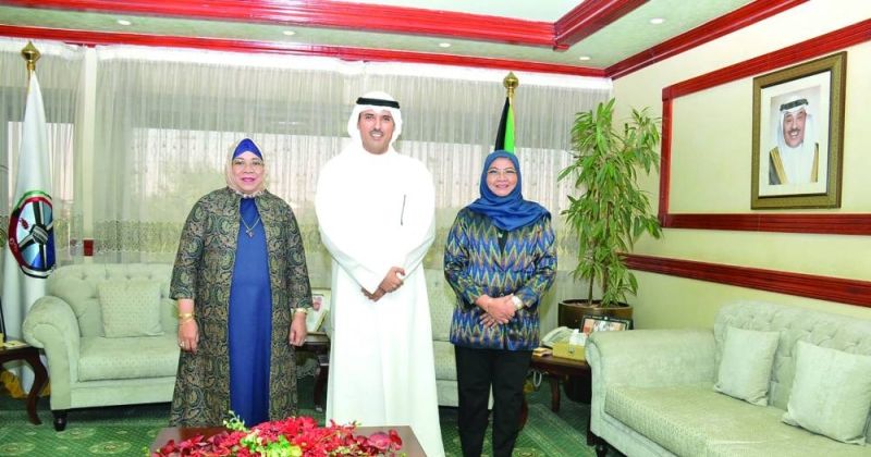 محافظ الأحمدي خلال استقباله السفيرة الإندونيسية