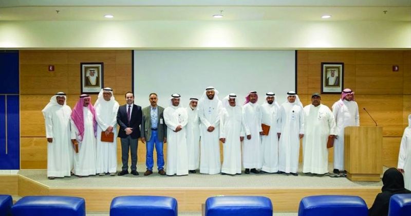 الموظفون المكرّمون في لقطة جماعية مع مسؤولي منطقة الفروانية الصحية