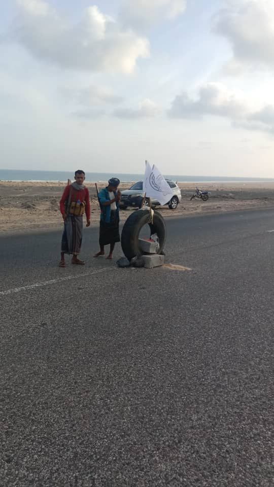 قبائل حضرموت تنصب نقطة مُسلّحة بالخط الدولي بمديرية بروم ميفع