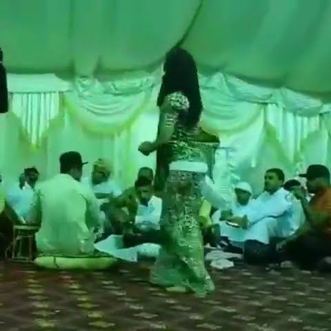 حفل زفاف اشعل سلطنة عمان.. أخت العروسه المراهقة فقدت عقلها ورقصت على المسرح بطريقة جريئة جننت الشباب وكسحت سما المصري و فيفي عبده