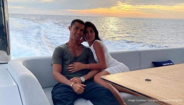 ما فعلته على "اليخت" صدم الجميع وأثار ضجة.. جورجينا تتجاوز الذوق العام في السعودية وتنشر صور جسدها العريان