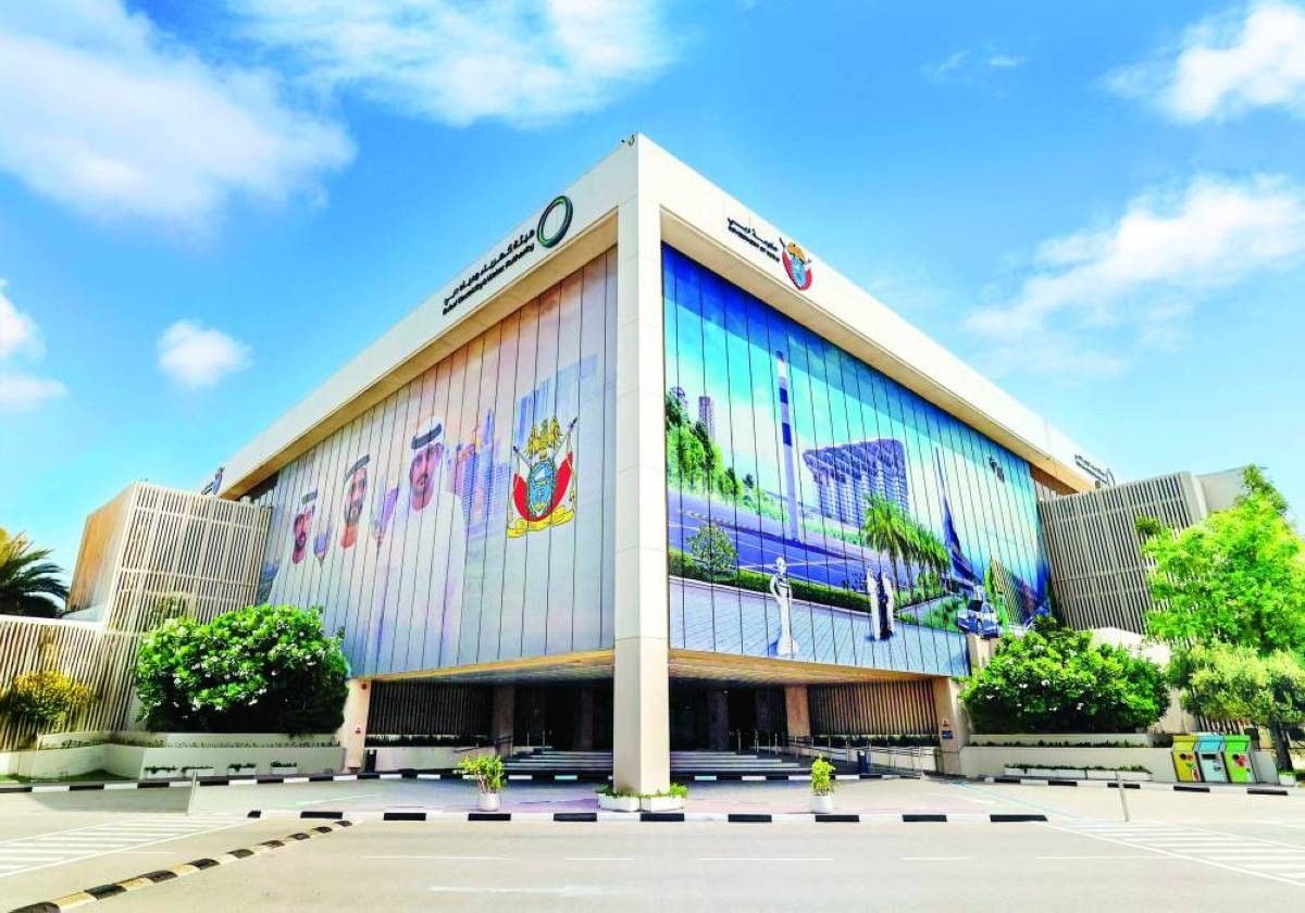 12 موظفة من «كهرباء دبي» يناقشن ريادة المرأة الإماراتية في الطاقة والمياه