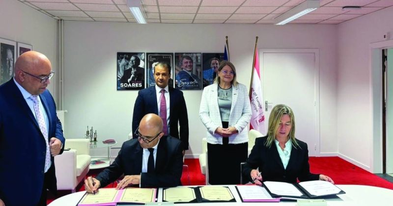 جانب من توقيع المذكرة بين المعهد والكلية