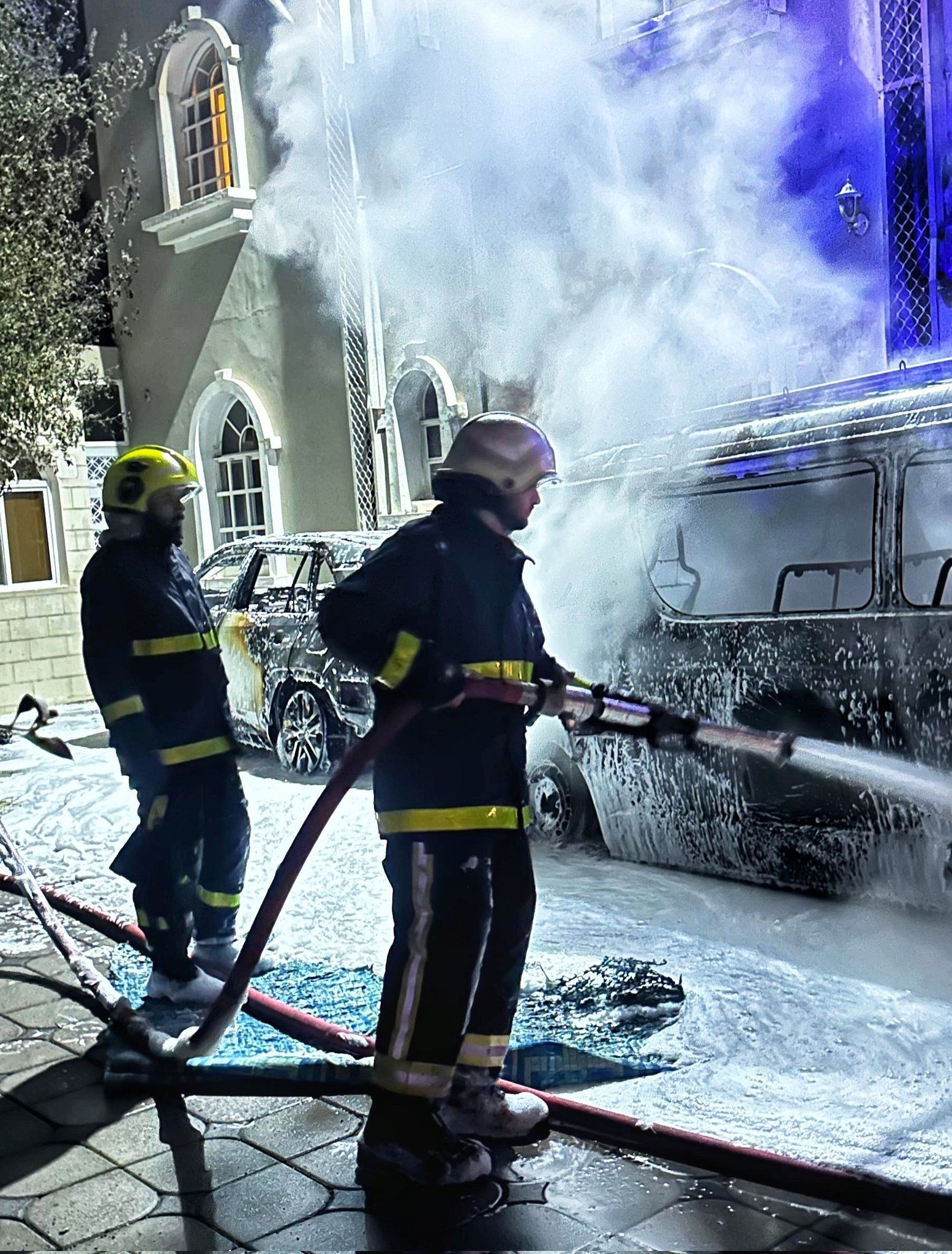 إخماد حريق شبّ في مركبتين داخل أحد المنازل دون تسجيل إصابات