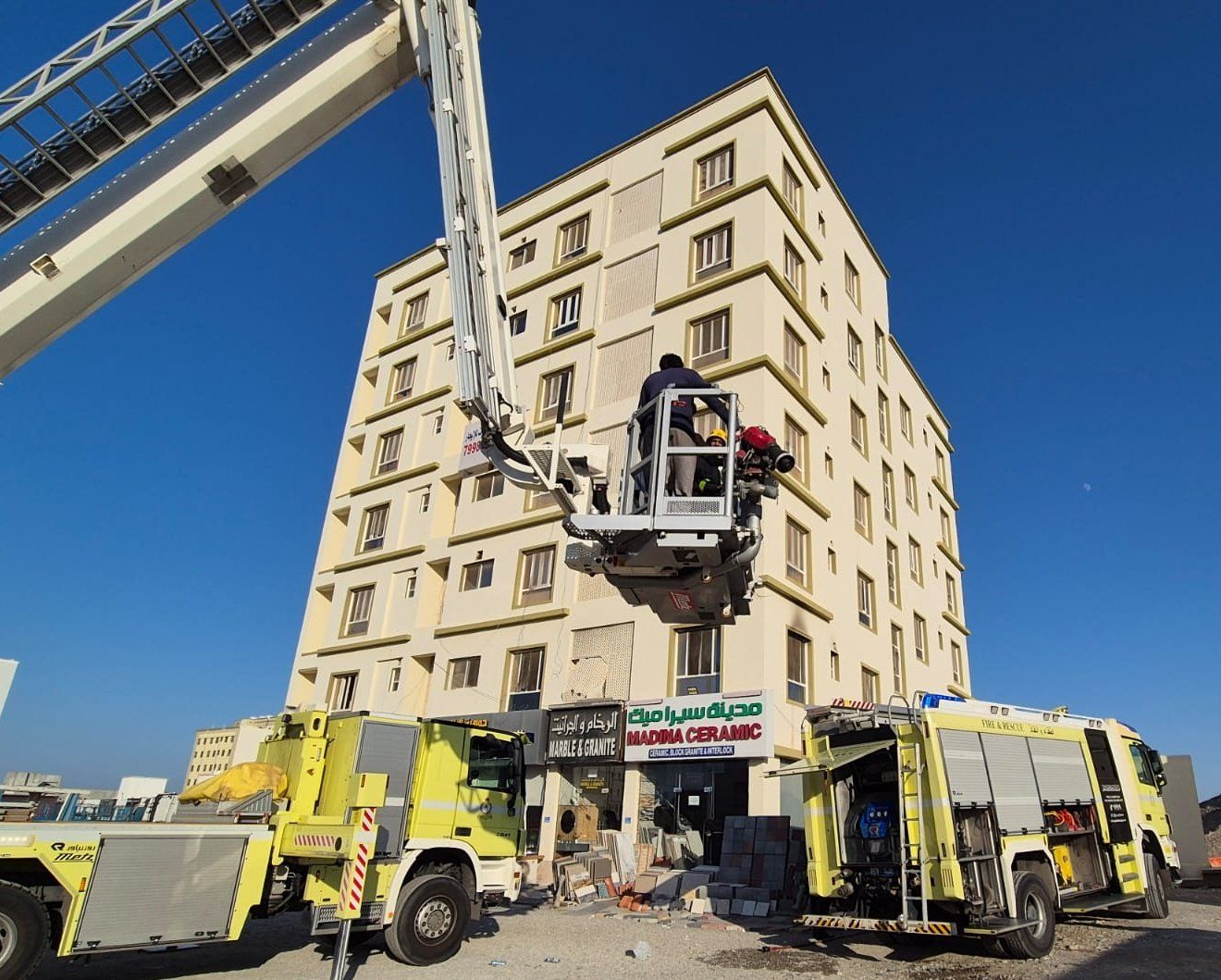 السيطرة على حريق حريق شب في مبنى سكني بولاية ‎السيب