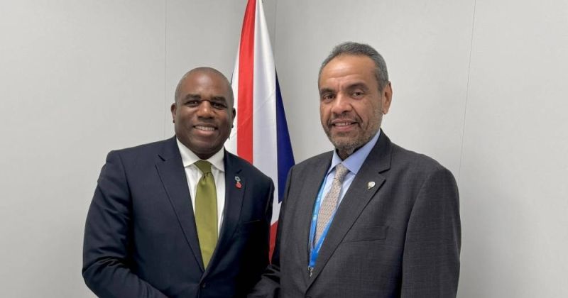 وزير الخارجية يبحث مع نظيره البريطاني سبل تعزيز العلاقات الثنائية