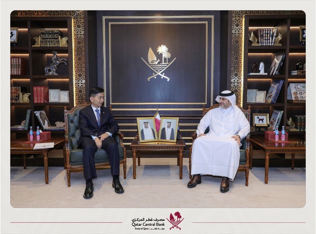محافظ مصرف قطر المركزي يجتمع مع سفيري فرنسا والصين