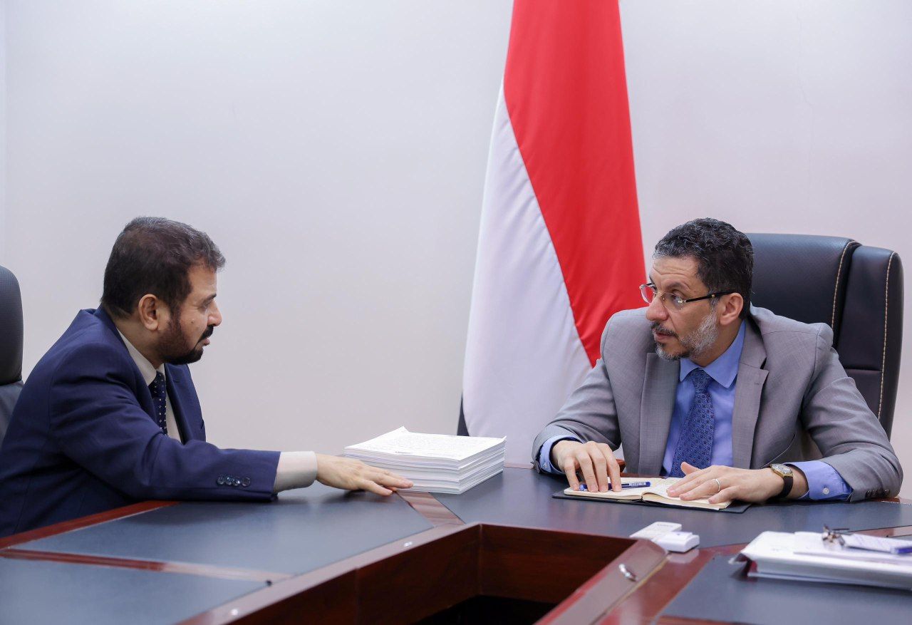 "بن مبارك" يتسلم تقارير نتائج مراجعة أعمال عدد من المؤسسات الحكومية ويوجه بإحالة المخالفات إلى النيابة العامة