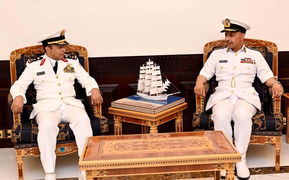 قائدُ البحرية السُّلطانية يستقبل مسؤولًا عسكريًّا سعوديًّا