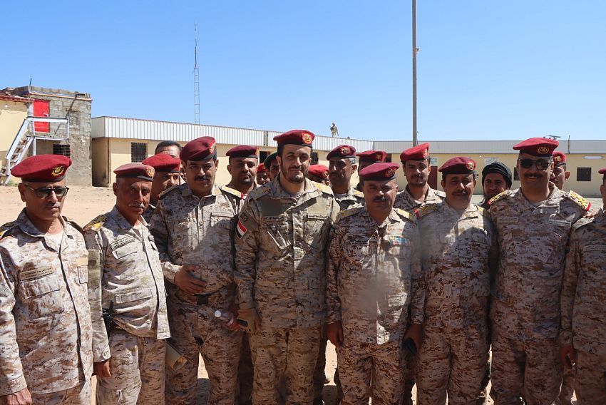 من محور الرزامات بصعدة.. قائد عسكري يحث الجيش على رفع الجاهزية القتالية 
