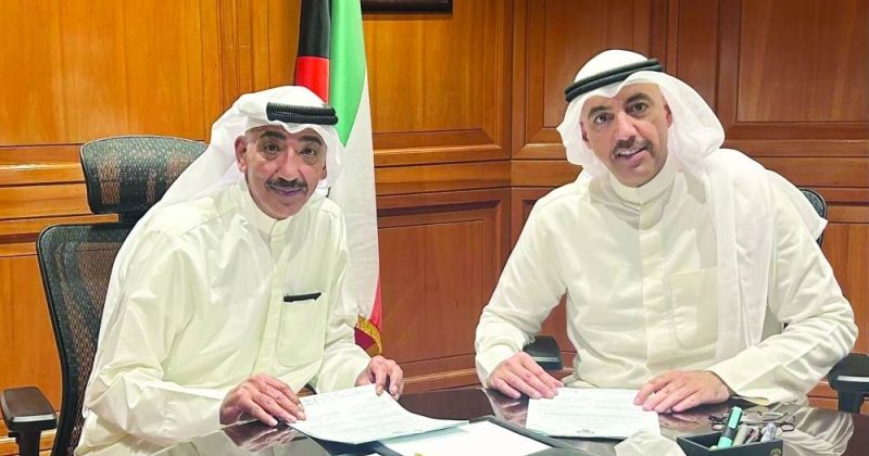 الوزير بوشهري ورئيس الشركة محمد فؤاد الغانم خلال توقيع العقد