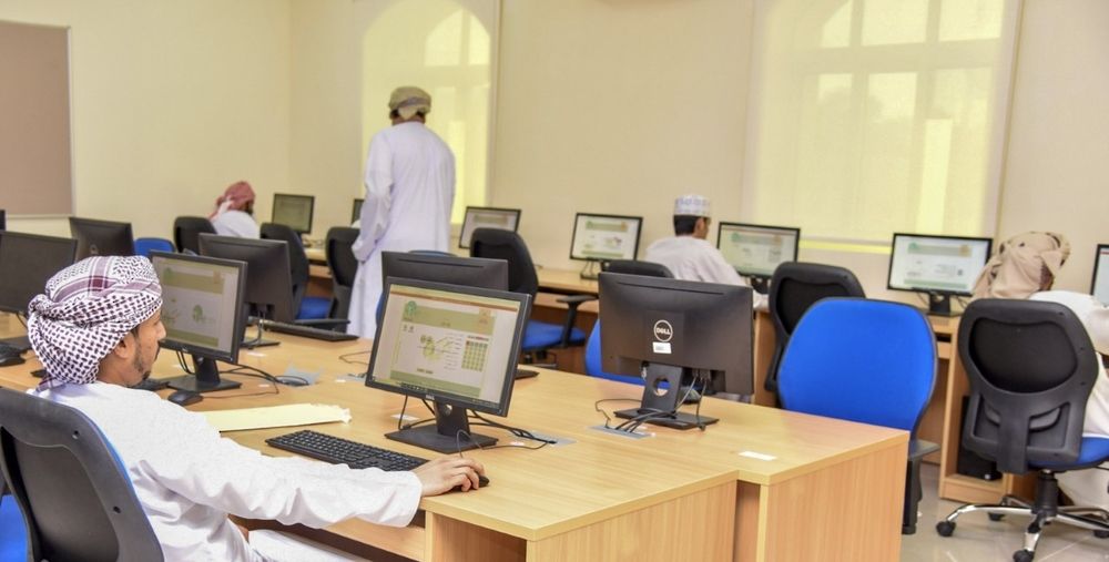 اجراء اختبارات تحريرية ومقابلات شخصية لعدد من الباحثين عن عمل