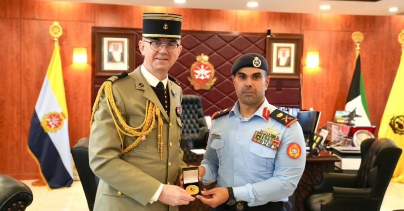 نائب رئيس الأركان يبحث مع الملحق العسكري الفرنسي تعزيز التعاون المشترك