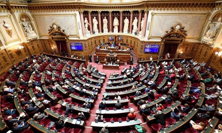 الشيوخ الفرنسي يعتمد مشروع قرار يدين الحوثيين ويدعو إلى تحرك دولي لحماية الملاحة