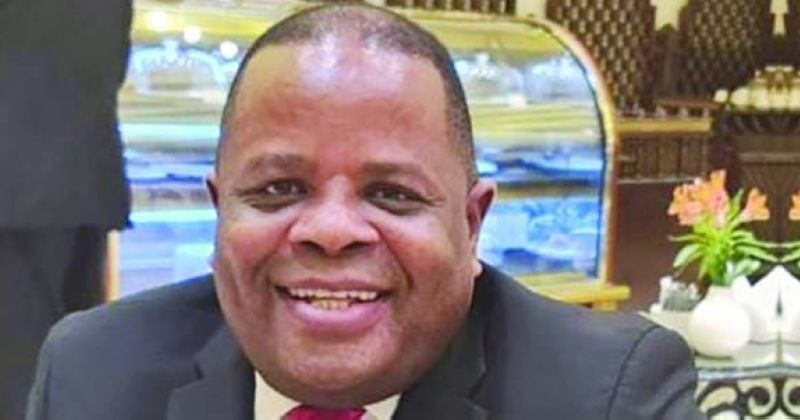 السفير موايواو ماكلويد بوليبول