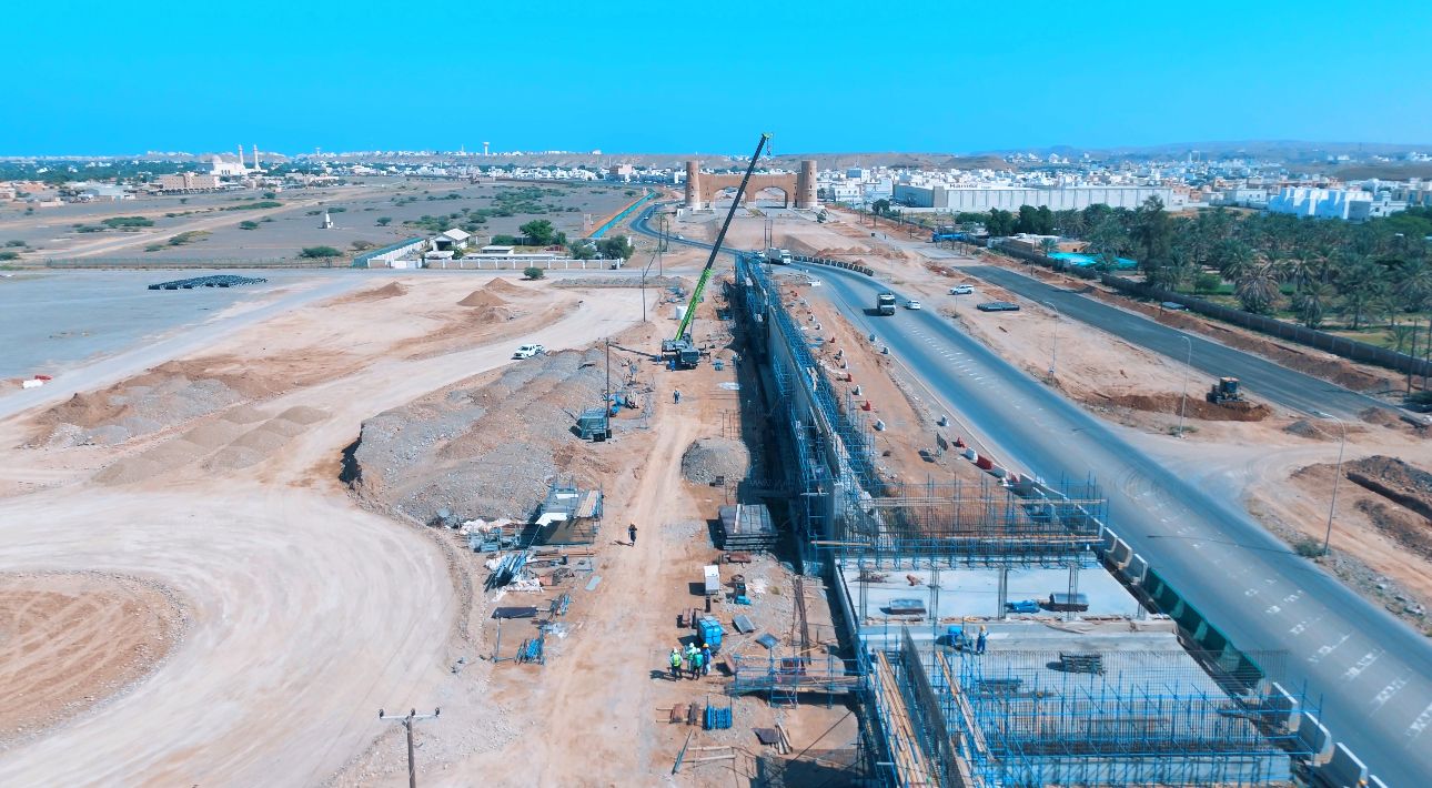 اسناد طريق أدم – ثمريت وطريق جبل شمس بقيمة إجمالية بلغت أكثر من 278 مليون ريال عماني