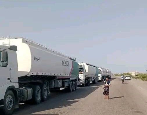 أبين.. قبائل "الجعادنة" تقول إنها احتجزت قواطر وشاحنات وقود تابعة للتحالف والانتقالي