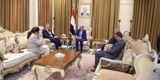 وزير الخارجية يبحث مع رئيس بعثة "أونمها" التهديدات الحوثية للملاحة الدولية وجهود نزع الألغام