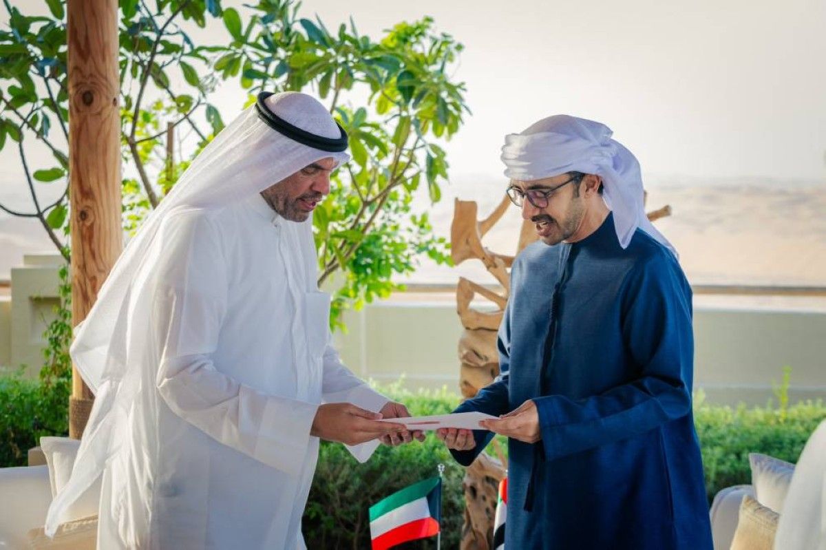 رئيس الدولة يتلقى دعوة من أمير الكويت لحضور القمة الخليجية تسلمها عبدالله بن زايد