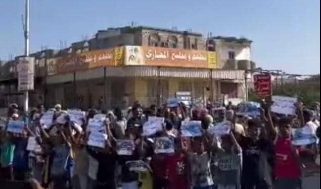 صيادو "شحير" بحضرموت يتظاهرون للمطالبة بإنهاء قيود التحالف على أنشطة الصيد