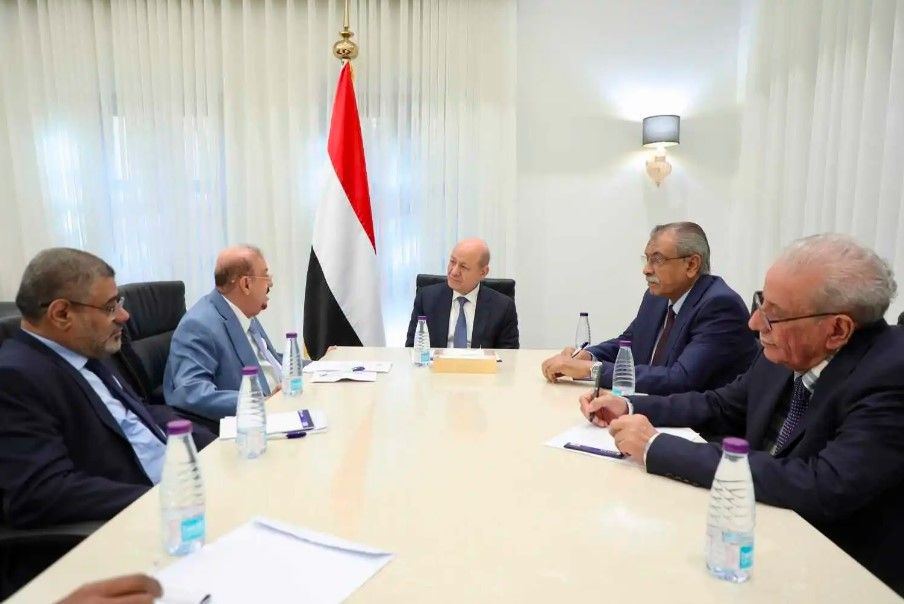 "العليمي" يناقش مع رئاسة البرلمان مستجدات الأوضاع وخطة استئناف جلسات المجلس