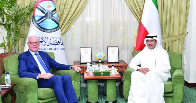 جانب من استقبال محافظ الأحمدي لسفير اليونان