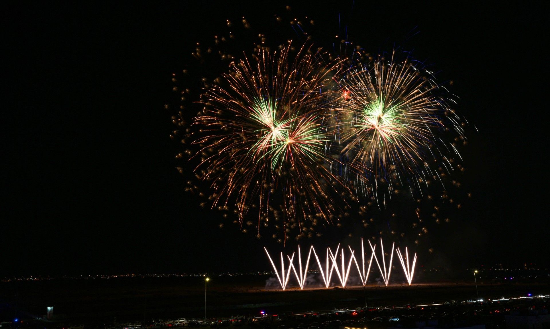 عروض للألعاب النارية احتفالاً بـالعيد الوطني الـ54 المجيد