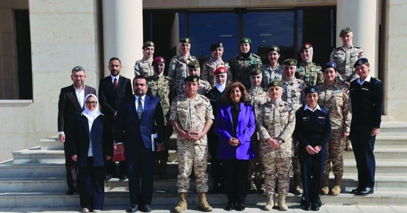 جواهر الدعيج لدى لقائها المعنيين بشؤون المرأة العسكرية في الجيش الأردني