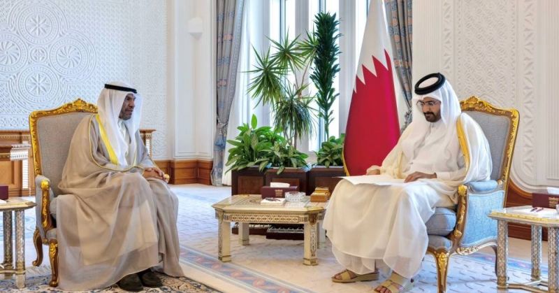 مبعوث الأمير يسلم دعوة من سموه إلى أمير قطر لحضور القمة الخليجية في الكويت