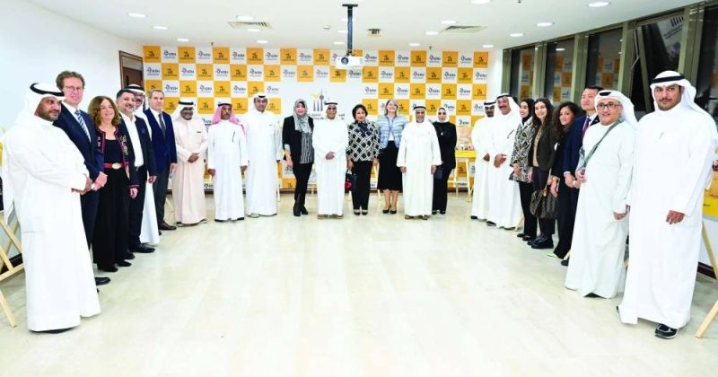 لقطة جماعية بعد افتتاح القاعة (تصوير أسعد عبدالله)