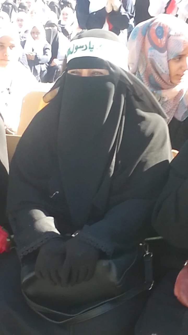صنعاء.. مديرة مدرسة تهدد الطالبات بالفصل إن لم يرددن الصرخة الحوثية 