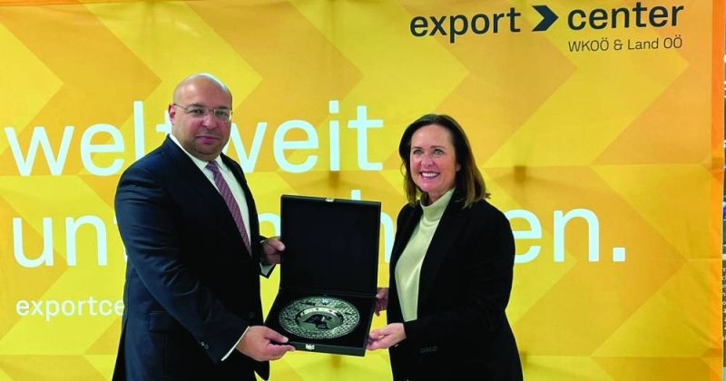 السفير الفصام مع نائبة رئيس غرفة التجارة أنجليكا فروشاور