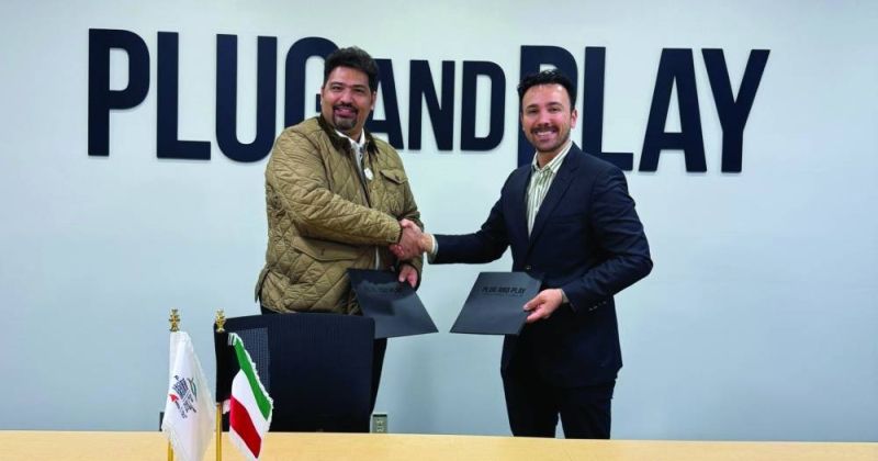 ندا الديحاني وممثل الشركة الأميركية عقب توقيع المذكرة