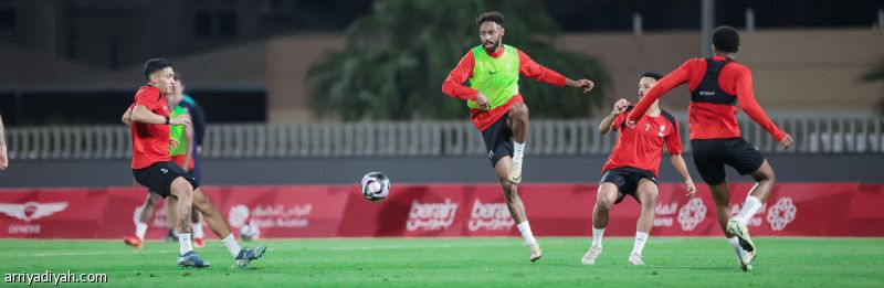 الأربعاء.. أوباميانج وكاستيلس ونانديز يدخلون التدريبات