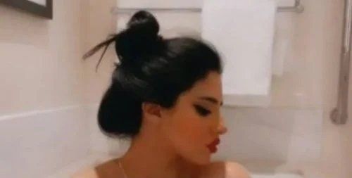 مشهورة سعودية صاعدة بفيديو مثير للجدل من حوض الإستحمام يثير استنكار الجمهور