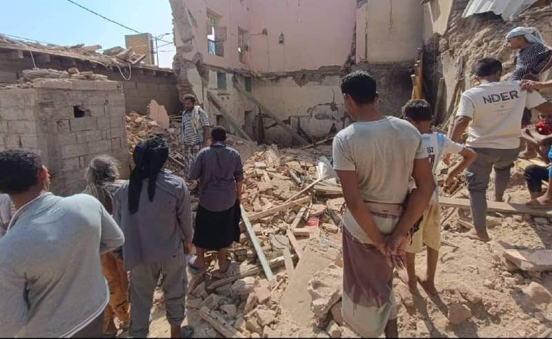 وفاة شقيقين وإصابة آخرين إثر انهيار منزل قديم على رؤوس ساكنيه في أبين 