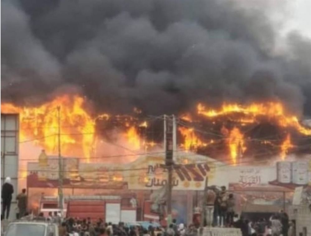 حريقان هائلان في محلين تجاريين في صنعاء والأخر في الحديدة