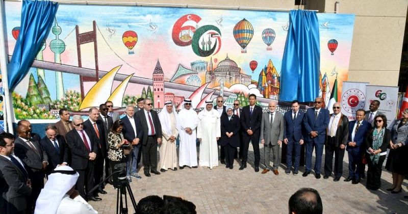 جدارية فنية ترمز للعلاقات الكويتية التركية في «المباركية»