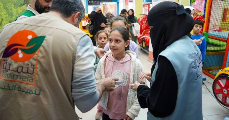 «تنمية الخيرية» تواصل إغاثة النازحين السوريين بالحدود التركية