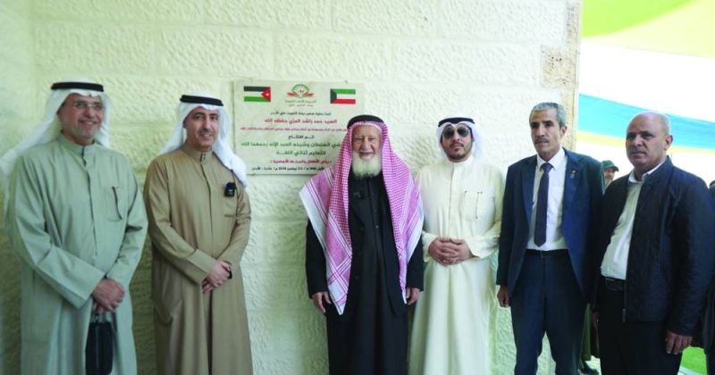 السفير المري وعدد من الحضور خلال افتتاح المجمع التعليمي