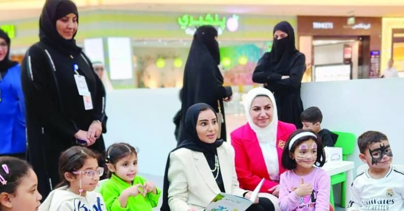 وزيرة الشؤون وعدد من الأطفال خلال الفعالية