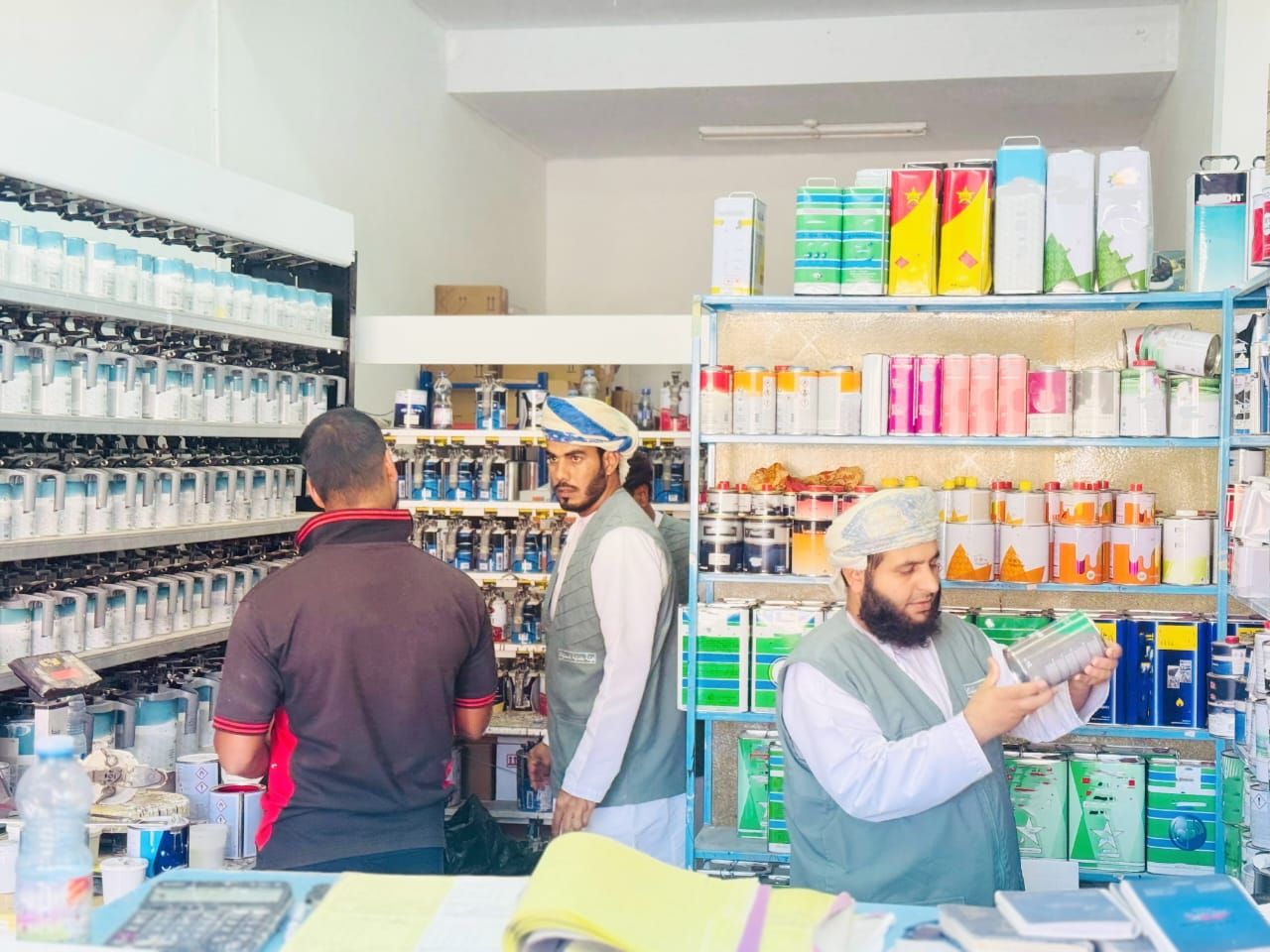 ضبط أكثر من 200 علبة صبغ مركبات منتهية الصلاحية