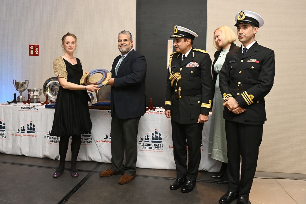 السفينة البريطانية ” إكسلسيور” تفوز بجائزة السُّلطان قابوس للإبحار الشراعي