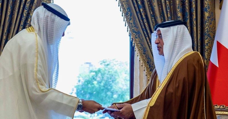 مبعوث سمو الأمير يسلم الدعوة الموجهة من سموه إلى ملك البحرين لحضور القمة الخليجية