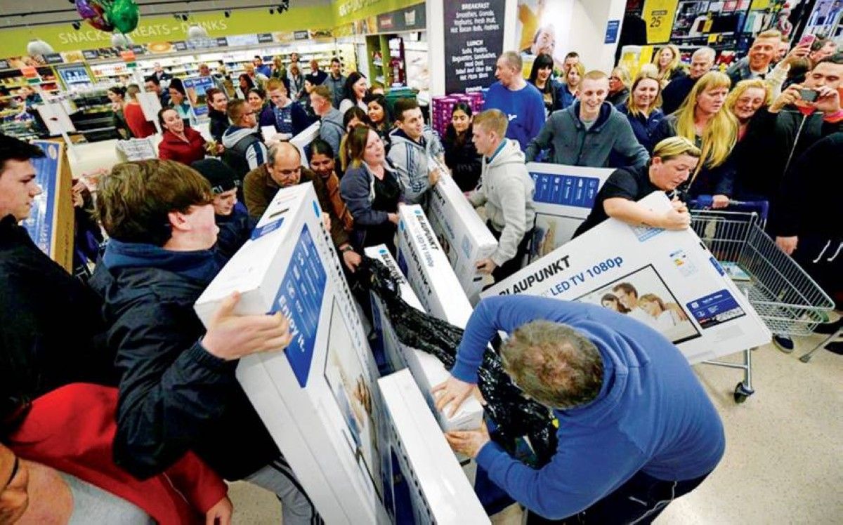 المستهلك الأمريكي ينتقي فترة «التخفيضات» رغم تحسن الاقتصاد